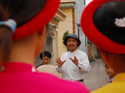 Đạo diễn Đường Minh Giang (từng là người mẫu thời kỳ đầu của Hà Nội) đang chỉ đạo một cảnh quay trong bộ phim mới.